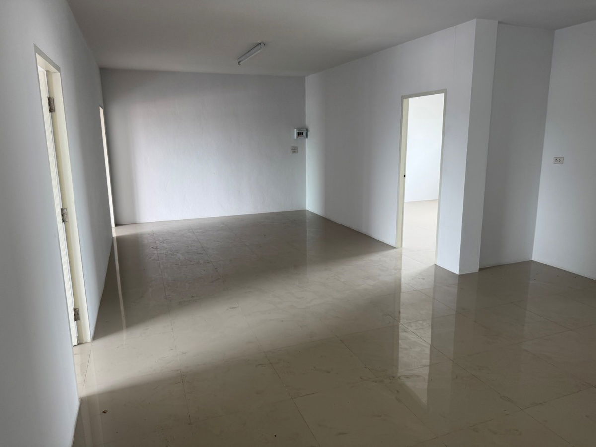 picture Commercial building for rent, 2 units, Soi Wan Phanthai, near Phonchai Market, beautiful, cheap, good location. Interested, add Line @841qqlnr - 8/16