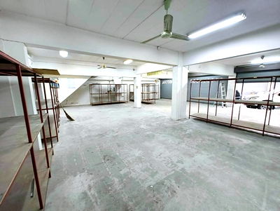 Shophouses for rent Siam University : MRT Charan 13 1km. Commercial building for rent 3 adjoining units spacious 50 sq.wa. 200 sq.m. Bloom