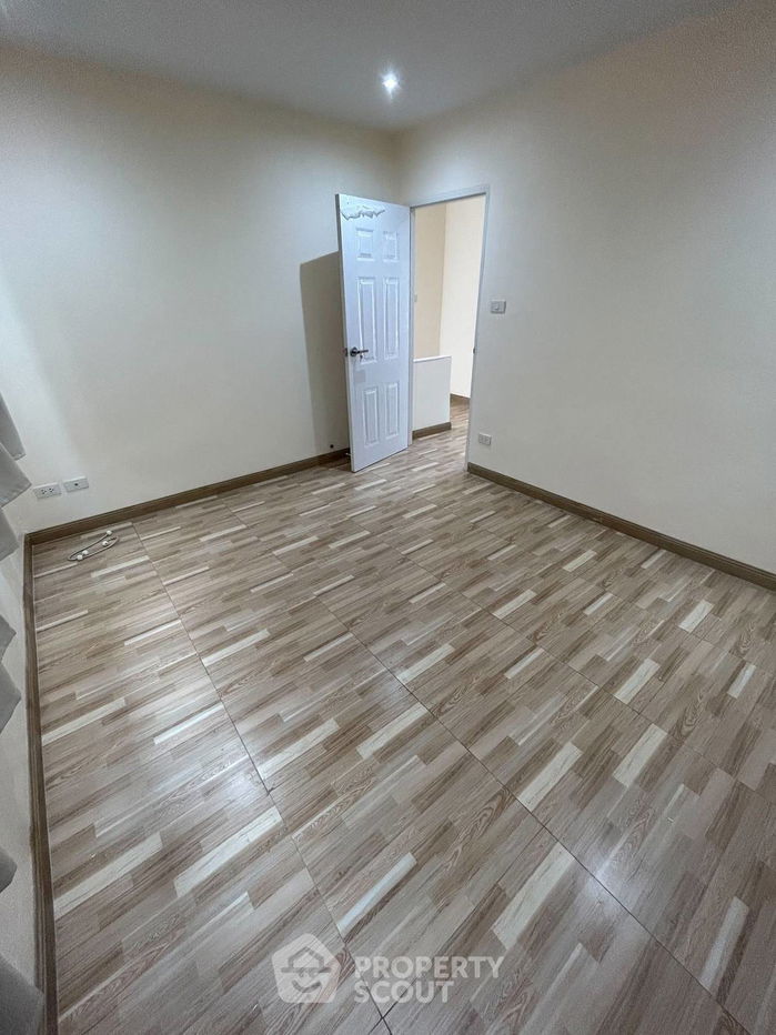 รูป บ้าน 3-ห้องนอน ที่ หมู่บ้านควีนเพลส 2 ใกล้ BTS อุดมสุข (ID 2146295) - รูปที่ 30/36