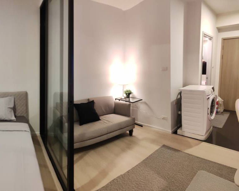 picture The office room is clean and looks clean. King size with furniture and appliances ready. - 4/9