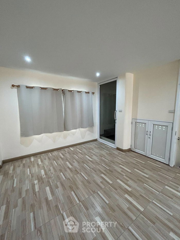 รูป บ้าน 3-ห้องนอน ที่ หมู่บ้านควีนเพลส 2 ใกล้ BTS อุดมสุข (ID 2146295) - รูปที่ 4/36