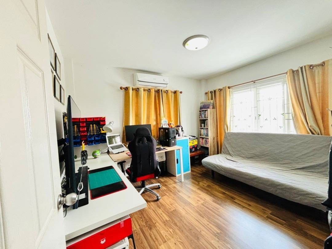 picture 🏡 Property Details This large, two-story detached house is located in the Khunaphat 6 village project. The house sits on a generous 85 - 12/15