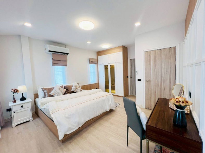 picture Single house for sale. This house has a warm, contemporary feel, perfectly combining modernity with a touch of classicism. - 12/12
