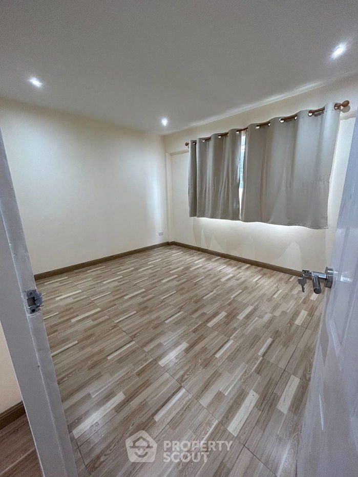 รูป บ้าน 3-ห้องนอน ที่ หมู่บ้านควีนเพลส 2 ใกล้ BTS อุดมสุข (ID 2146295) - รูปที่ 34/36