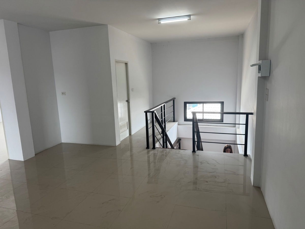 picture Commercial building for rent, 2 units, Soi Wan Phanthai, near Phonchai Market, beautiful, cheap, good location. Interested, add Line @841qqlnr - 7/16