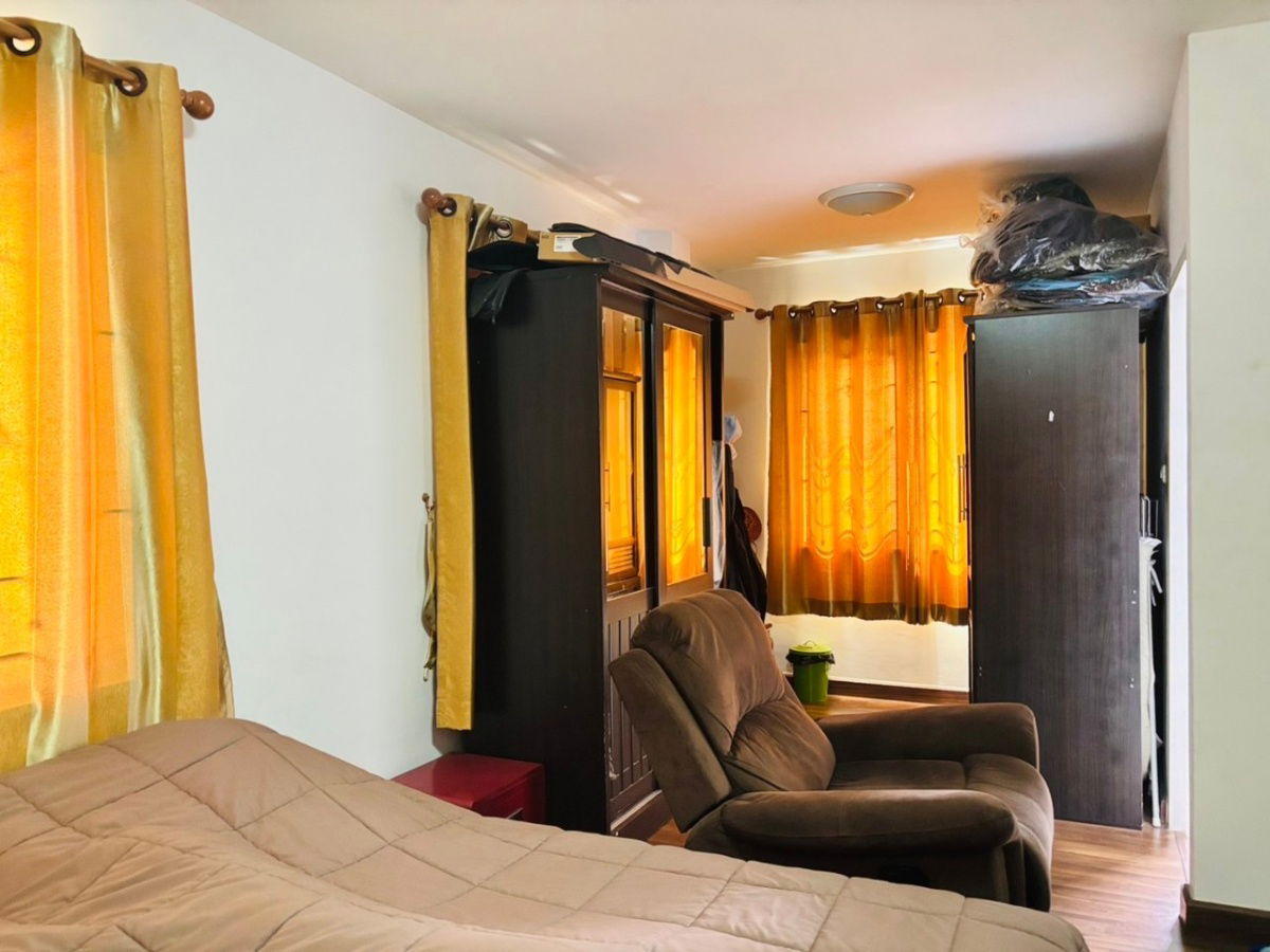 picture 🏡 Property Details This large, two-story detached house is located in the Khunaphat 6 village project. The house sits on a generous 85 - 7/15