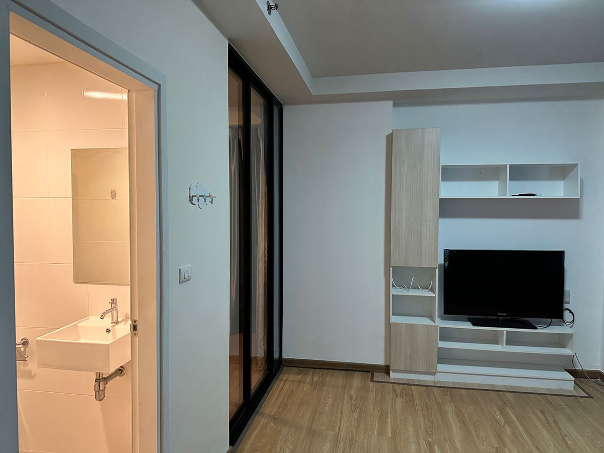 picture Condo for rent: J Condo (Sathorn-Kanlapaphruek). Very spacious unit. 36 sq m., 17th floor, Building A. 1 bedroom, 1 bathroom, 1 living room. - 6/10