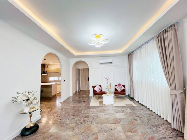 picture Single house for sale. This house has a warm, contemporary feel, perfectly combining modernity with a touch of classicism. - 4/12