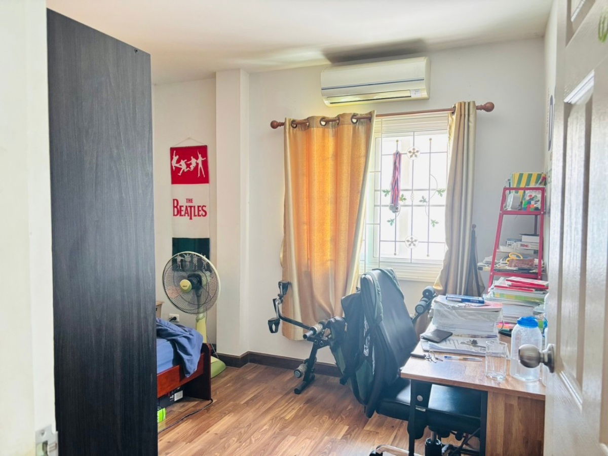 picture 🏡 Property Details This large, two-story detached house is located in the Khunaphat 6 village project. The house sits on a generous 85 - 9/15