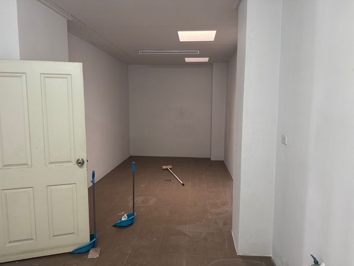 picture Commercial building for rent, 2 units, Soi Wan Phanthai, near Phonchai Market, beautiful, cheap, good location. Interested, add Line @841qqlnr - 12/16