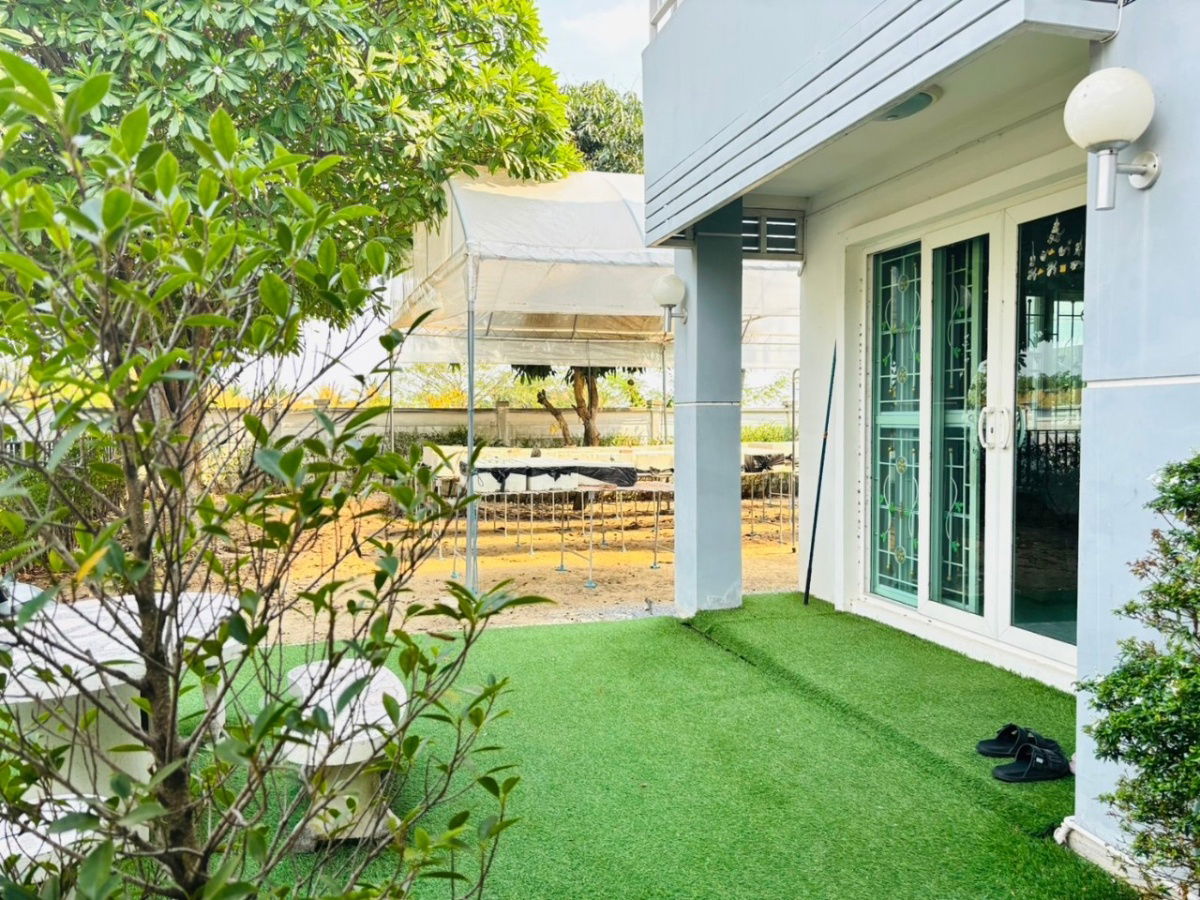 picture 🏡 Property Details This large, two-story detached house is located in the Khunaphat 6 village project. The house sits on a generous 85 - 3/15