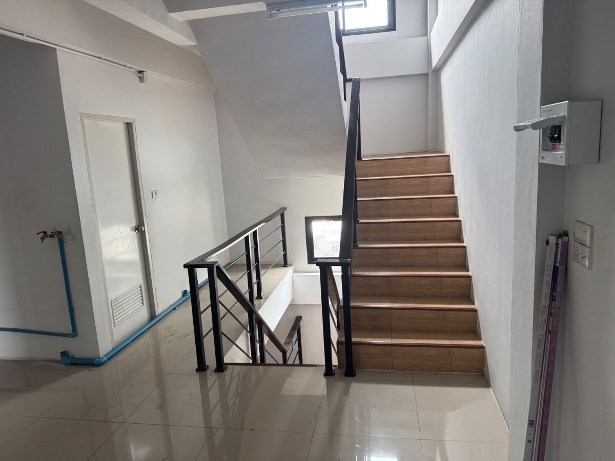picture Commercial building for rent, 2 units, Soi Wan Phanthai, near Phonchai Market, beautiful, cheap, good location. Interested, add Line @841qqlnr - 3/16