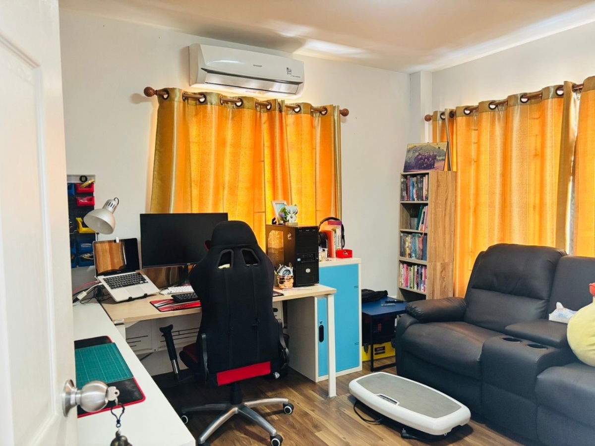 picture 🏡 Property Details This large, two-story detached house is located in the Khunaphat 6 village project. The house sits on a generous 85 - 11/15