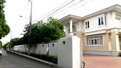 Houses for rent Lumlukka Road :  house for rent 1-rai   near BTS Khu Khot, Sai Mai.