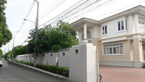  house for rent 1-rai   near BTS Khu Khot, Sai Mai.