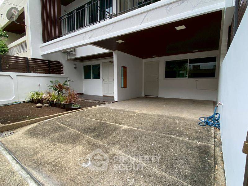 รูป ทาวน์เฮาท์ 4-ห้องนอน ใกล้ BTS พร้อมพงษ์ (ID 2282594) - รูปที่ 2/27
