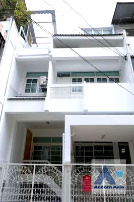 เช่าทาวน์โฮม ม.ศรีนครินทรวิโรฒ วิทยาเขตประสานมิตร : 🔼🔽 AccomA 📩 Home Office,Pet friendly 4 BR Townhouse in Khlong Toei (AA29533)