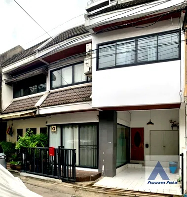 เช่าทาวน์โฮม ม.ศรีนครินทรวิโรฒ วิทยาเขตประสานมิตร : 🔼🔽 AccomA 📩  3 BR Townhouse in Khlong Ton Nuea (AA18875)