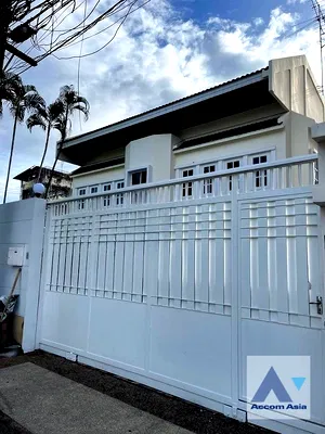 เช่าบ้านเดี่ยว ถนนพระราม 3 : 🔼🔽 AccomA 📩 Detached House with Private Courtyard and Large Balcony (AA36350)