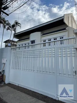 🔼🔽 AccomA 📩 Detached House with Private Courtyard and Large Balcony (AA36350)