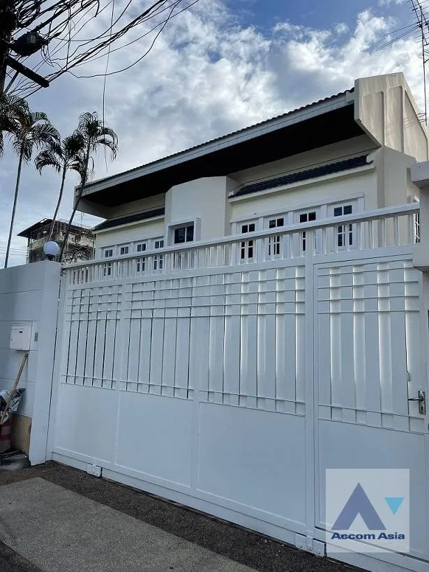 picture 🔼🔽 AccomA 📩 Detached House with Private Courtyard and Large Balcony (AA36350) - 1/10