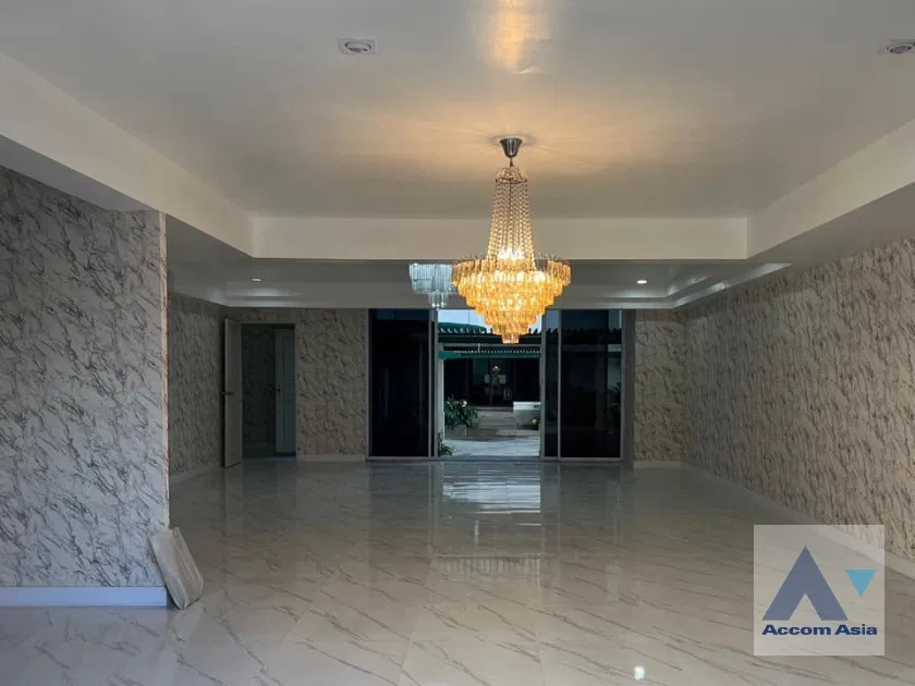 รูป 🔼🔽 AccomA 📩 Spacious unit with high ceilings and potential in Sukhumvit (AA38718) - รูปที่ 3/10