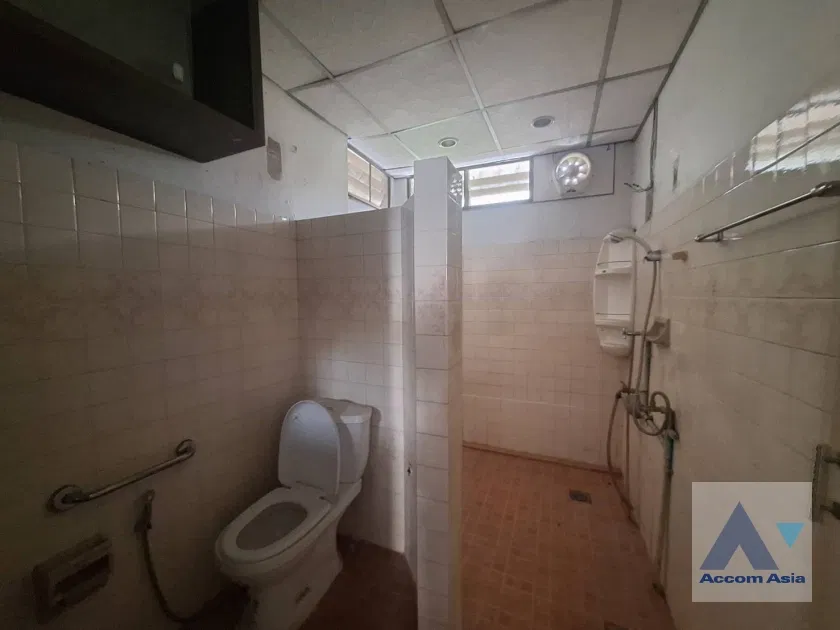 รูป 🔼🔽 AccomA 📩 2-Storey Detached House for Rent and Sale | Perfect for Renovation in Sathorn (AA17365) - รูปที่ 13/17