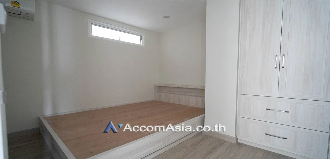 picture 🔼🔽 AccomA 📩 High-rise condo with skyline view and bright interior at Baan Yen Akard  (1518425) - 7/11