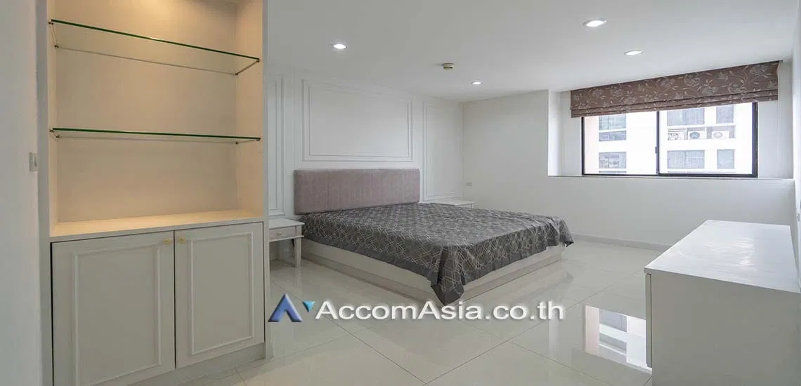 picture 🔼🔽 AccomA 📩 Elegant wooden condominium with warm tones and dining alcove (23622) - 6/10