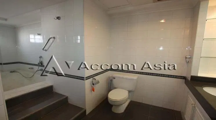 picture 🔼🔽 AccomA 📩 Wood-accented condominium with wide balcony and natural light (26341) - 9/9
