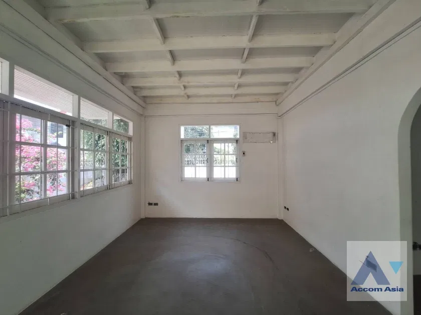 รูป 🔼🔽 AccomA 📩 2-Storey Detached House for Rent and Sale | Perfect for Renovation in Sathorn (AA17365) - รูปที่ 3/17