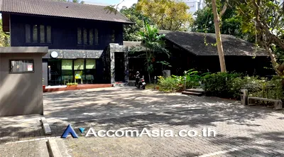 เช่าบ้านเดี่ยว ซอยทองหล่อ (สุขุมวิท 55) : 🔼🔽 AccomA 📩 Home Office 3 BR House in Wat Sam Phraya (1918090)