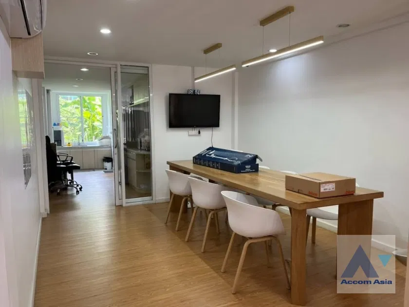 รูป 🔼🔽 AccomA 📩  3 BR Townhouse in Khlong Toei (AA43521) - รูปที่ 1/18