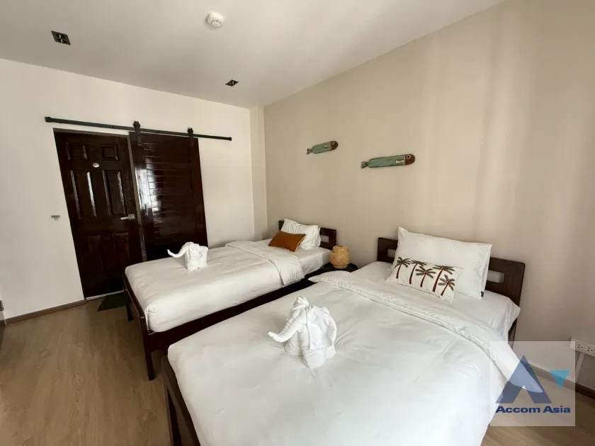 picture 🔼🔽 AccomA 📩  4 BR Townhouse in Khlong Ton Nuea (AA43819) - 12/20
