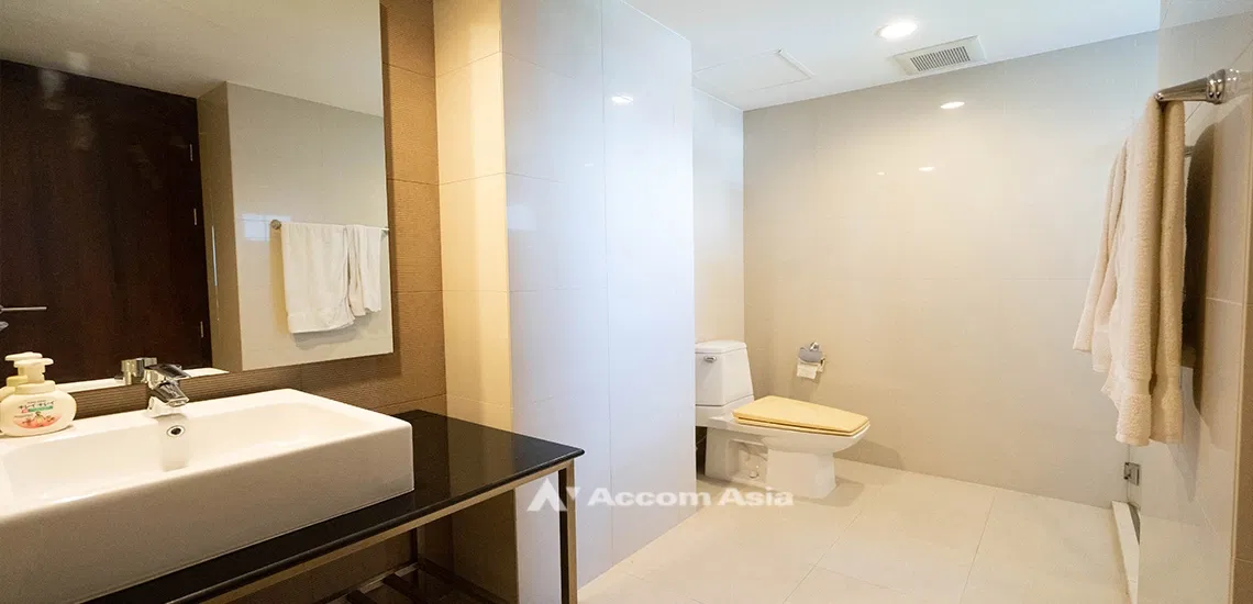 รูป 🔼🔽 AccomA 📩 Spacious condominium with bright red accent and balcony in Sathorn (28008) - รูปที่ 15/17