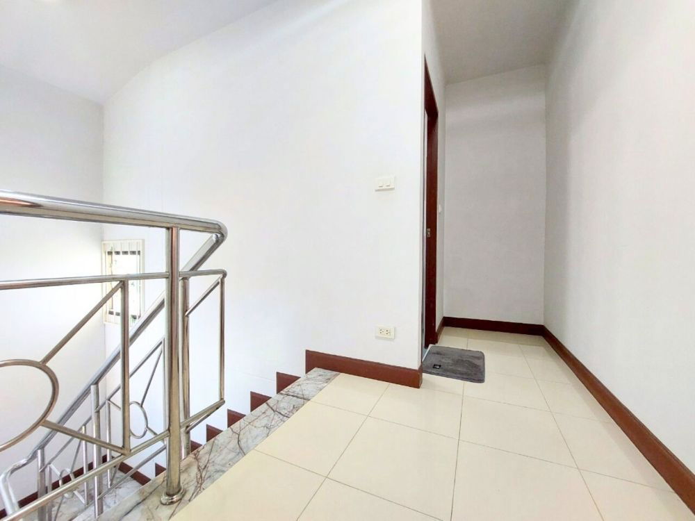 รูป ขายบ้านเดี่ยว 2 ชั้น หมู่บ้านอริสรา 3 สภาพดี พร้อมเข้าอยู่ ทำเลติดถนนกาญจนาภิเษก ลาดหลุมแก้ว ปทุมธานี  - รูปที่ 6/17