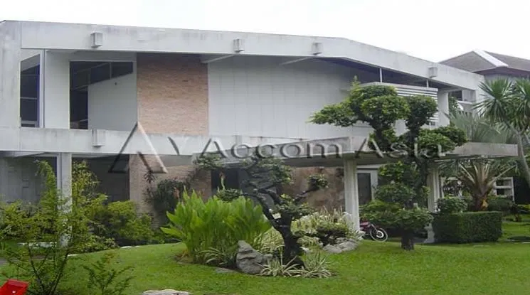 รูป 🔼🔽 AccomA 📩 Colonial-style house with classic charm and greenery in Sukhumvit (410230) - รูปที่ 2/9