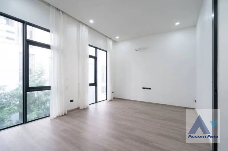 picture 🔼🔽 AccomA 📩  4 BR Townhouse in Khlong Toei Nuea (AA42261) - 9/17