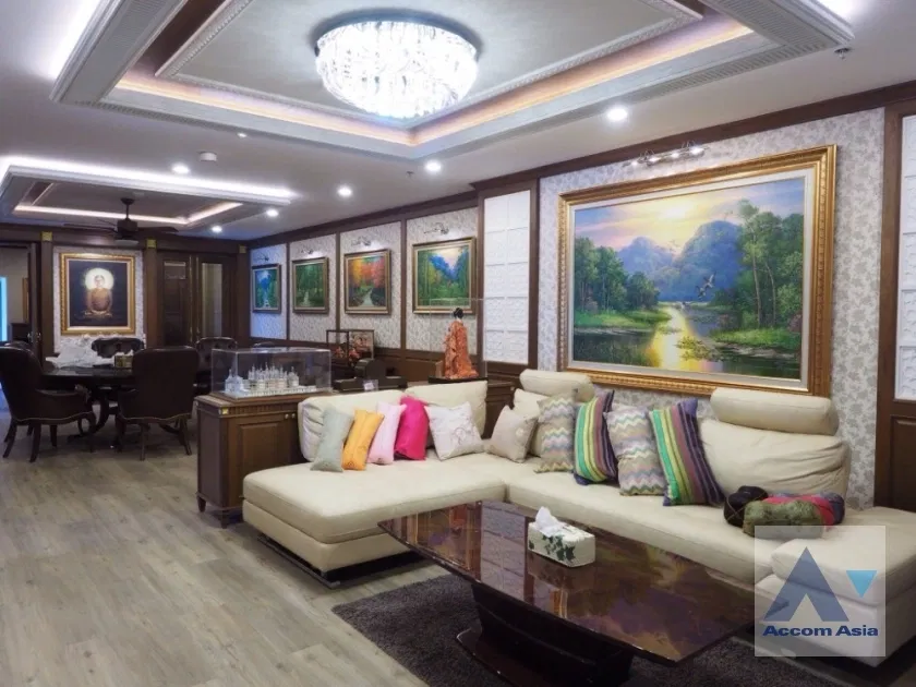 picture 🔼🔽 AccomA 📩 Well-maintained condominium with warm wood tones near Sathorn (1516940) - 1/11