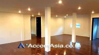 Houses for rent BTS Thong Lo (Thong Lor) : 🔼🔽 AccomA 📩 Home Office 3 BR House in Khlong Ton Nuea (AA15496)