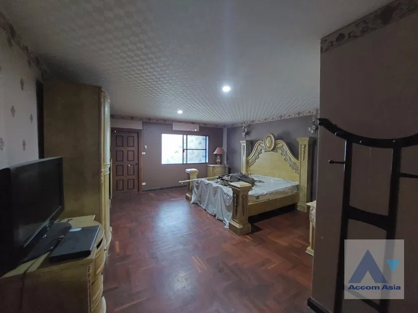 picture 🔼🔽 AccomA 📩  4 BR Townhouse in Phra Khanong Nuea (AA36700) - 10/16