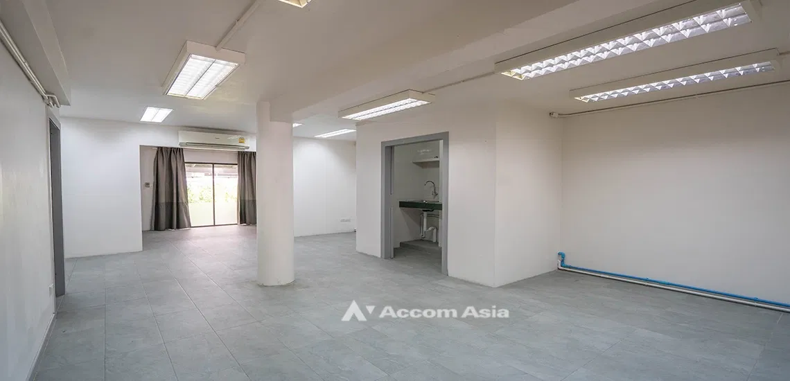 รูป 🔼🔽 AccomA 📩  Classic house with rooftop and stylish interior in Phrom Phong (110107) - รูปที่ 2/20