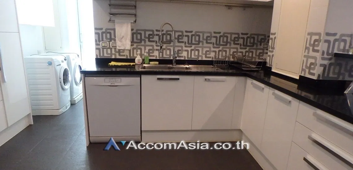 picture 🔼🔽 AccomA 📩 Built-in condo with city balcony and warm wood tones (1515298) - 5/9