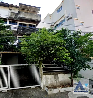 ทาวน์โฮม สุขุมวิท 46 : 🔼🔽 AccomA 📩 Corner Unit 5 BR Townhouse in Phra Khanong Nuea (AA39675)