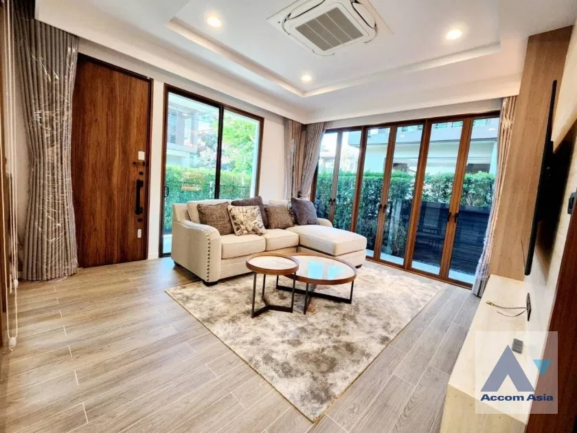 picture 🔼🔽 AccomA 📩 Modern Detached Home with Private Garden (AA42892) - 2/20