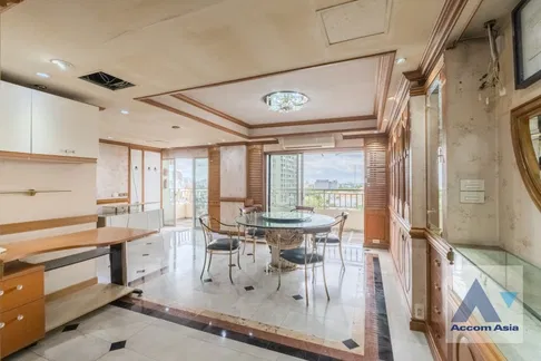 🔼🔽 AccomA 📩 Grand condo with chandelier dining and luxury marble finish (AA40769)