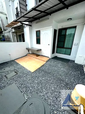 เช่าทาวน์โฮม พระโขนงใต้ : 🔼🔽 AccomA 📩 Townhouse in a private project with backyard and pet-friendly policy (13001080)