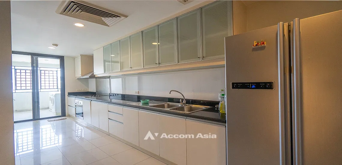 รูป 🔼🔽 AccomA 📩 Spacious condominium with bright red accent and balcony in Sathorn (28008) - รูปที่ 11/17