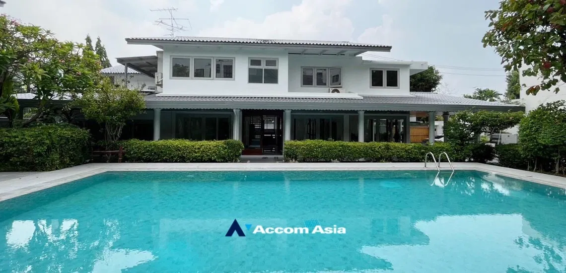 รูป 🔼🔽 AccomA 📩 Exclusive Detached House for Rent in Ekkamai – Private Gated Compound with Only 2 Homes! Shared Swimming pool & Garden (610073) - รูปที่ 2/20