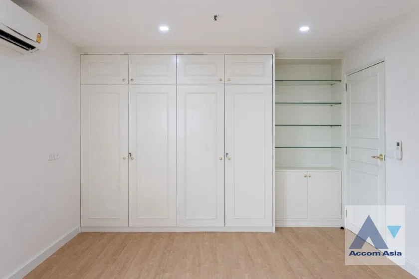 picture 🔼🔽 AccomA 📩 Spacious corner unit with modern white finishes and green-tile bathrooms (AA43454) - 8/20
